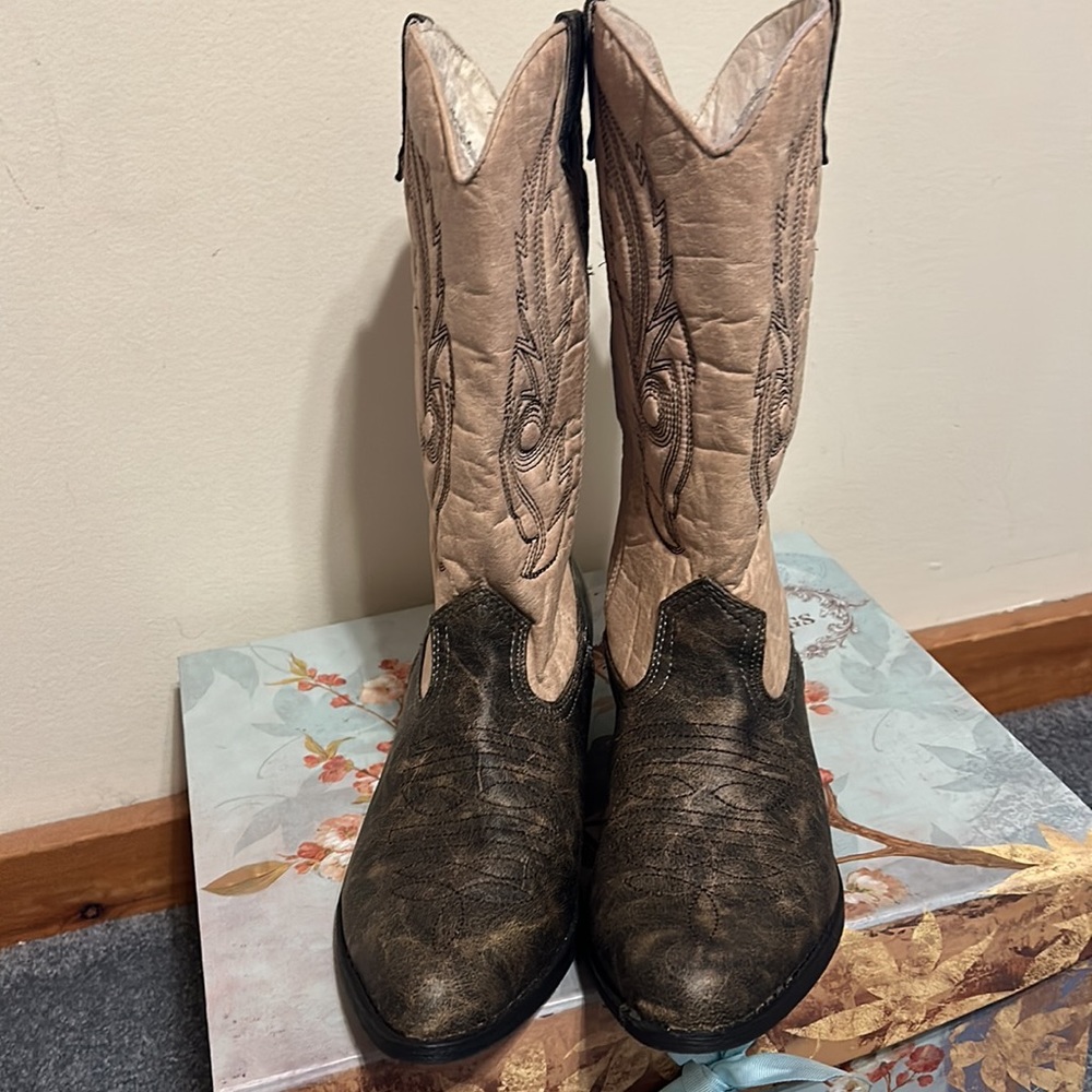 BOOTS - Picture 4 of 4